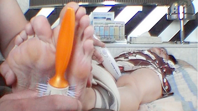 未公開 足の裏くすぐりDVD撮影中に電マあててみました。【杏奈】
