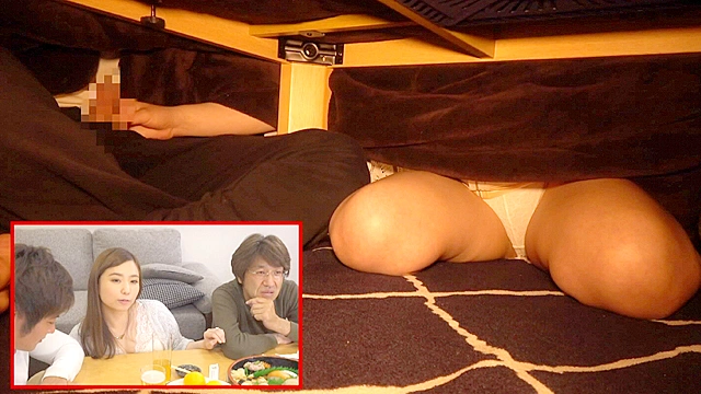 コタツ特化アングルNTR近親相姦！ コタツの中！家族が居るのにマ○コを弄りまくりビチャビチャに興奮させて愛液糸引き！寝取られSEX4時間 3