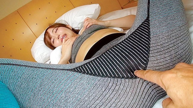 アソコに直穿きスポウェア女子 マン汁流して感じすぎエクササイズ！！