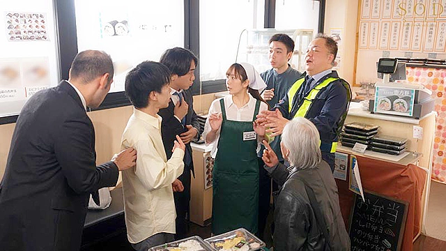 町のマドンナお弁当屋のひかりさんは8時間勤務後に夜な夜な客を試食しまくり胃も身体も虜にする。青空ひかり