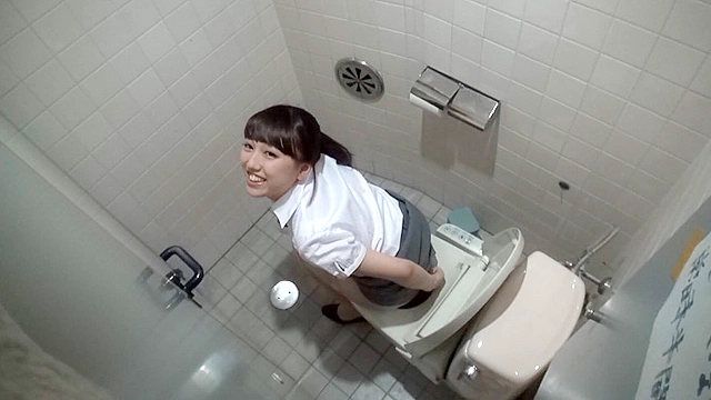帰る直前に仕事を頼まれても快く引き受けるタイプの真面目なSOD女子社員4名 これまで出演を断り続ける彼女達には「週に19回もオナニーしているらしい」「彼氏が2年以上いなくて仕事中もムラムラしているらしい」等々実はスケベなのでは？という噂が！Hな質問しまくりの密着取材で噂を検証するとパンティには濃いめのシミが！そこへ勃起ち○ぽをチラつかせたら業務中の社内でSEXしてしまう事態に！しかも内2名はコンドームを外しての挿入を許し…
