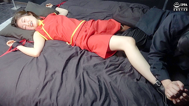脇腹が弱点のチャイナ娘を四肢拘束！ 仰向けうつ伏せで抵抗できないくすぐったさに大暴れ！