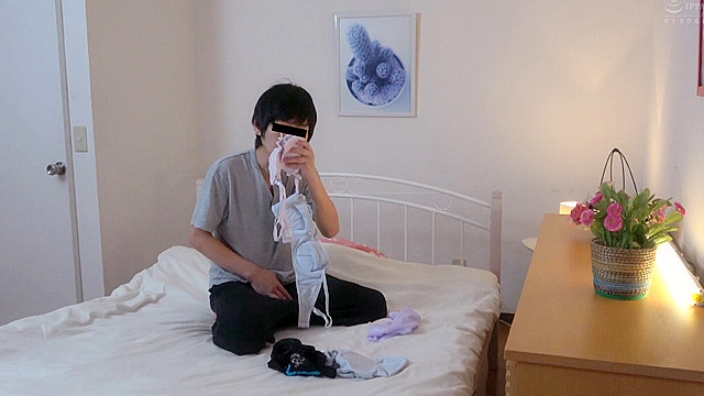 母の下着でオナニーしてるのがバレて、フェラ抜きされた息子