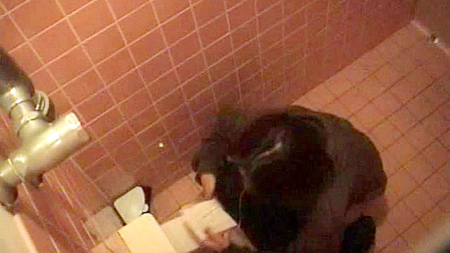 若い女性が公共のトイレを使用するのにはワケがあった！！