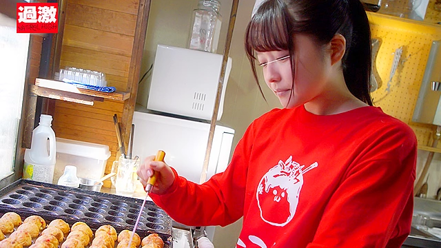 接客中に顔を紅潮させながら感じまくるバイト娘13 たこ焼き屋の元気娘