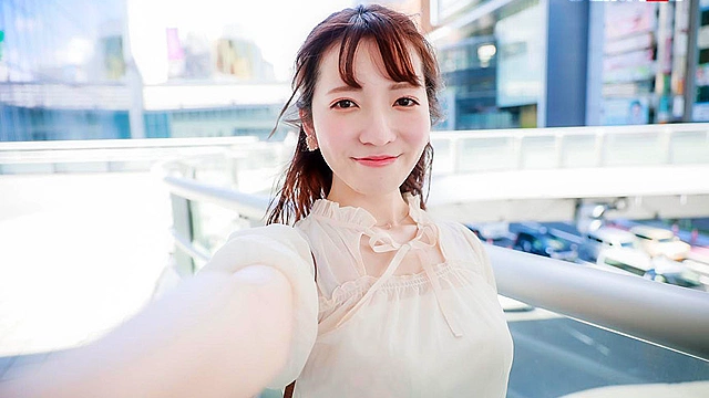 キスで濡れちゃう即濡れマンに即ズボ激ピスSEEEEEEX！笑顔が絶えないふわふわ女子が絶頂顔でイキまくり！ 小花のん