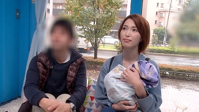 マジックミラー号 心優しい子持ちのママがデカチンで妻に挿入を許してもらえない男性に素股奉仕 産後で感度が上がったマ○コは我慢できず、不倫挿入真正中出し！5 6時間SP！！