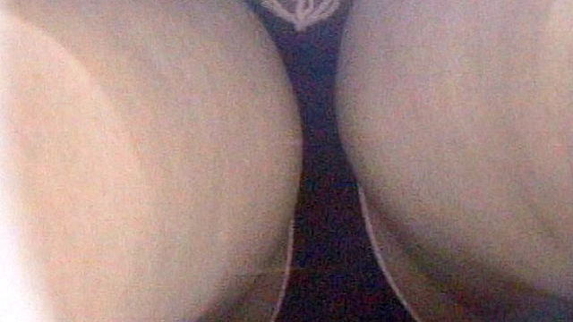 ○撮パンティ隠し撮り！！エロカワ娘の生パンティ