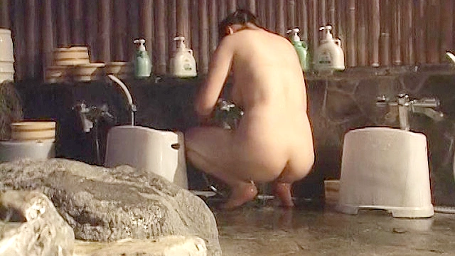 ［個・流出］ビックリ映像「えっ！ここでするの？」 しちゃいけない場所でのオシッコ現場激撮！露天風呂の○撮で偶然写ってた人には絶対見せれない超恥しい姿！！