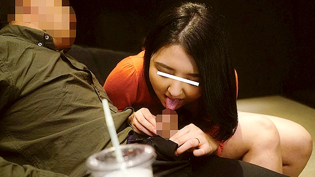 最近、若奥さんの間でプチブーム！？買い物帰りにミニシアターでソソるエロ映画鑑賞！！ムラムラしながら見ている若奥さんの隣には勃起して見ている男！お互いソソられ我慢の限界！こんな所でやっちゃっても良いの？声を殺すのも限界！見られてますます興奮！！エロ映画よりも大きな声でイキまくる若奥さん！！！