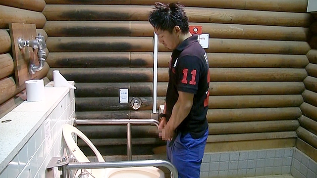 プレミアム第二弾・オラオラ系色黒兄貴の放尿～野外オナニー