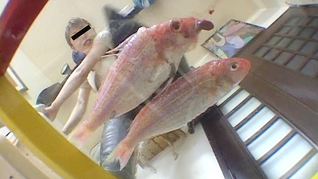 笑顔で残酷に踏み潰しを楽しむブーツのOL女王様