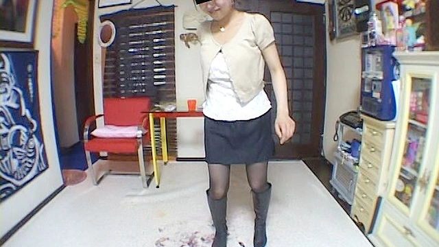 笑顔で残酷に踏み潰しを楽しむブーツのOL女王様