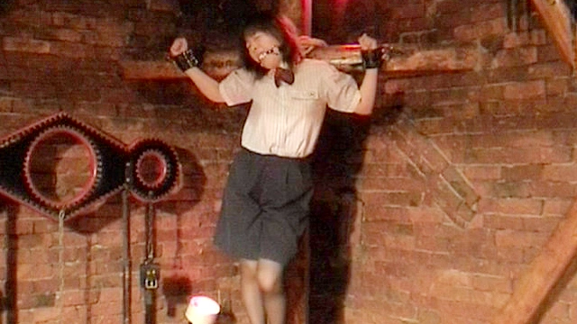 磔にされた制服女性