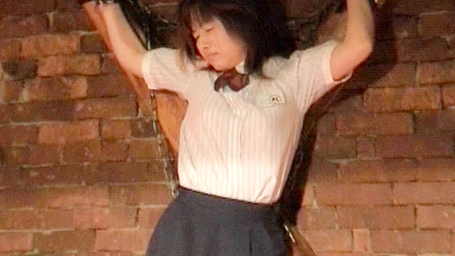磔にされた制服女性