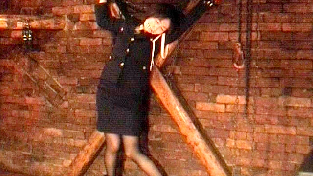 磔にされた制服女性