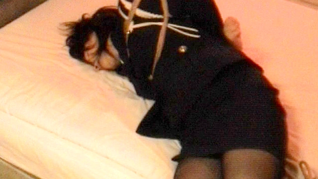 磔にされた制服女性