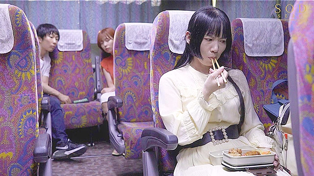 大型連休の高速バスが事故渋滞にハマって…。都内に帰るまでの7時間、声の出せない状況で隣の人妻に囁き誘惑されまくった。（2023年7月末日）  紗倉まな