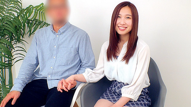 『夫婦の愛を確かめるメモリアルヌードフォト』を残したいと夫が妻を騙し、絶倫チ○ポ男と素肌密着偽撮影会で寝取られ検証！！反り返ったペニスがマ○コまで1cmに超接近して急激欲情！夫の目の前で幾度も生中出し！撮影会を忘れられずに自宅でおかわりNTR性交！！