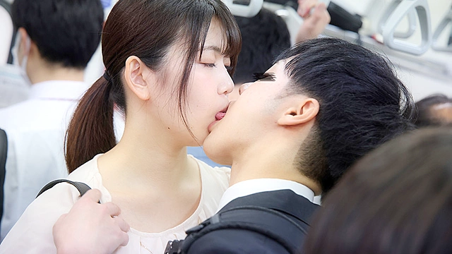 ワザと満員電車でエロ尻を若者の股間に押しつけ勃起チ○ポでパンツ越しオナニーをしだす誘惑お姉さん れな（23歳） ヒップ92センチ