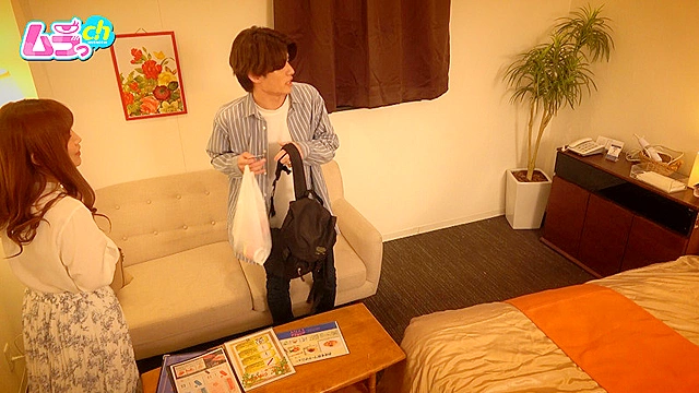ホテル部屋REC パートナーだけでは満足できない！出会ったばかりのヤリモク相手と本命には出来ないド変態プレイで乱れまくるドM人妻とドSイケメン