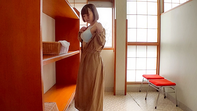 いいなり美人妻 他人棒で悶える清楚妻 あゆみ29歳