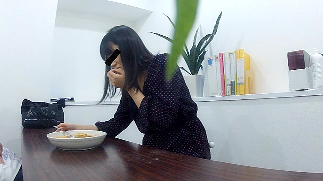 新メニューと嘘をついて排泄物入り料理を試食させられる女