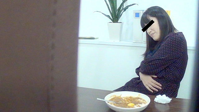 新メニューと嘘をついて排泄物入り料理を試食させられる女
