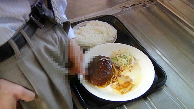 新メニューと嘘をついて排泄物入り料理を試食させられる女