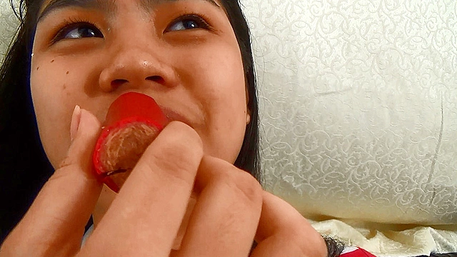 魅惑の人妻フィリピーナ 肉棒咀嚼＆アクリル板キス