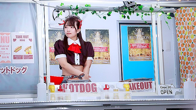 イルミネーションを見に来ていた冬休み中の女子大生さん 「半裸で移動販売してみませんか？」お客さんにバレないよう10分おきに過激になる下半身イジられミッションに耐えられるか！？
