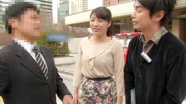 Hな逆ナンお姉さん！AV女優がマジ迫り！！素人男性をオナホとカラダでヌイてあげる！？