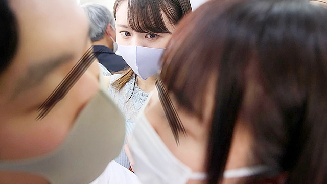 マスク越しのキスは最高の前戯！美淑女に満員状態で息がかかるほど密着したらベロキスを求められヤられた ベロチュウ好き女子大生