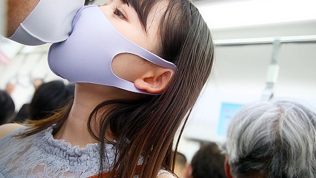 マスク越しのキスは最高の前戯！美淑女に満員状態で息がかかるほど密着したらベロキスを求められヤられた ベロチュウ好き女子大生
