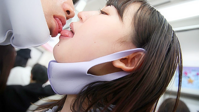 マスク越しのキスは最高の前戯！美淑女に満員状態で息がかかるほど密着したらベロキスを求められヤられた ベロチュウ好き女子大生