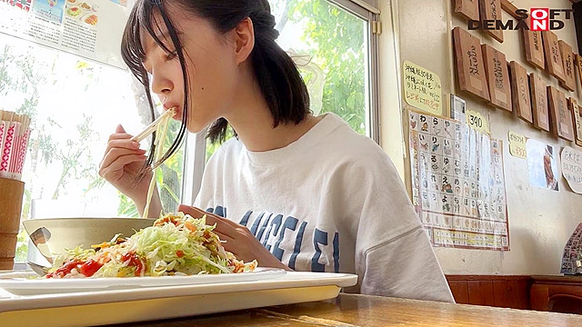 お尻の穴に指入れられながらマ×コを突かれるのが好きです。 沖縄県 国頭郡 地方銀行窓口 日野りこ（仮名・19歳） 実家暮らしの地味子が門限19時までに初AV出演