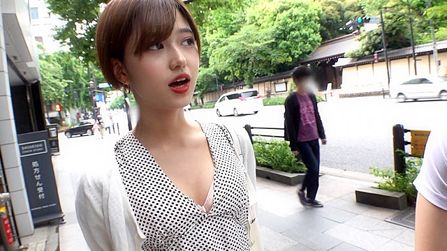 「今年の水着、見せてもらえませんか？」素人女子の自宅に訪問してトレンド調査！ビーチにいるより身も心も開放的になった美少女たちの感度は最高潮！サンオイルをたっぷり塗りたくるついでにデカチンを擦り付け、電マで鬼責めすればマ○コもトロトロに！ひと夏の思い出の前に、初生中出しセックスで一足先にエッチな経験しちゃいましたスペシャル！