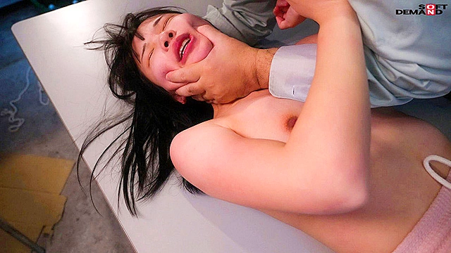 管理人の俺に対して失礼な態度取りやがって…女子寮で毎朝ノーパンノーブラの無防備な格好でゴミ出しする若い女にムカついたから事務所に引きずり込んで容赦なく中出ししてやった。