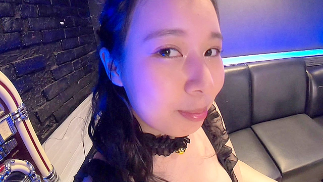 人気再燃！ランジェリーパブ潜入盗●～レベルの高い美女が下着姿で密着してくるのでたまらん！