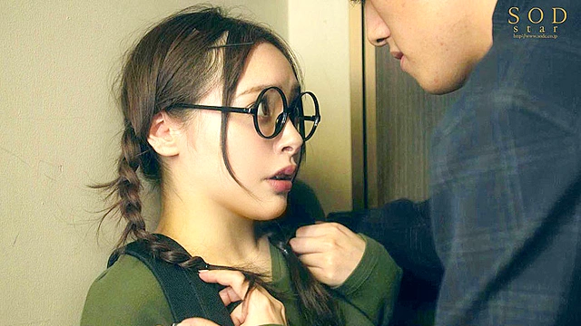 ドラッグストアでアルバイトする地味女子JD、小倉さんは男性経験はないけれど性欲はチョモランマ級！！オタク女子に彼氏が出来た！初めての生チ●ポにドスケベ大解放！エロ山大噴火！ 小倉由菜