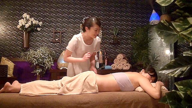 若妻を男女2人のエステティシャンが同時に責めイカせ続ける高級オイルエステ