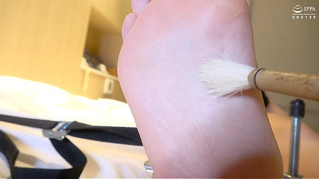 足をがっちり拘束してヌルヌルにしてくすぐりの刑にしてあげた