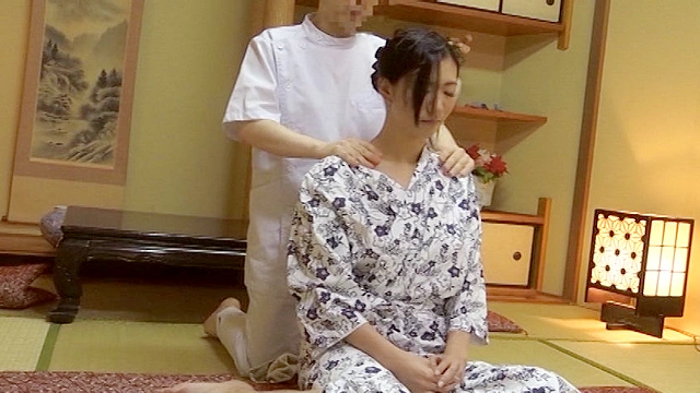 温泉宿のマッサージを頼んだ夫婦。奥さんが先にマッサージを受けることになり、旦那が外出。次第にきわどい部分を攻める温泉宿のマッサージに困惑するが、欲求不満もあって次第に発情？！旦那がいつ戻るか分からないが、もう後戻り出来ない…じらされ欲しがりイカされまくる人妻たちの温泉トリップッ！！