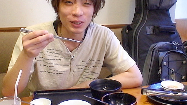 イケメンお洒落男子がオナニー！精子を頭まで飛ばしちゃう！！