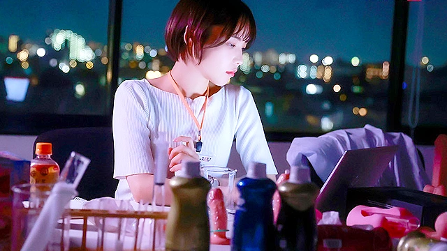 照れ屋だけどスケベっぷり半端ない ショートカットが可愛らしい入社2年目グッズ事業部 柴崎はるAV出演（デビュー）！