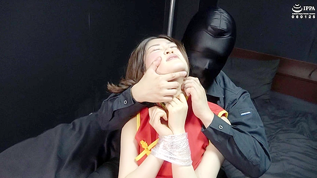 チャイナ＋ラップ拘束！思った以上に動けない拘束に笑い悶えるチャイナ娘！