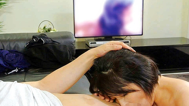 熟女を騙して2人っきりでAV鑑賞