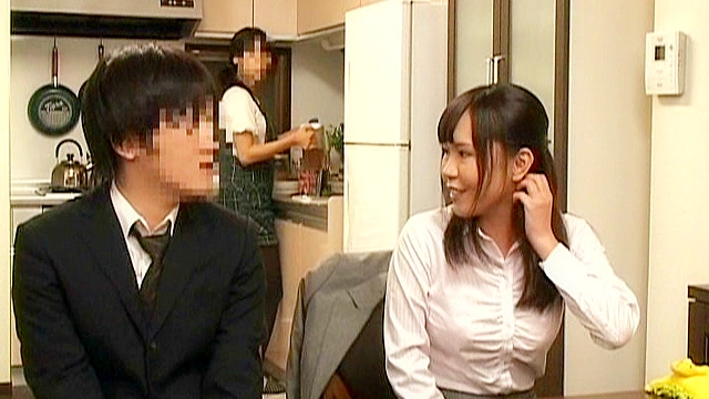 問題：昔、ペチャパイとからかっていた幼なじみと久々に再会したら巨乳になっていた！しかも肌寒い夜に「一緒に寝ようよ」と胸をくっつけ添い寝してきました。近くには家族がいます。こんな時どうすればいい！？