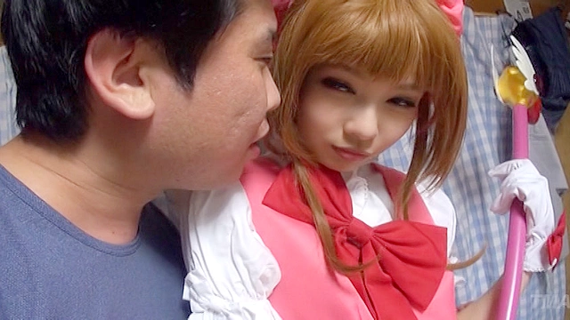 パイパンロ○ータコスプレ中出し個人撮影 ～少女を自宅に連れ込みハメ撮りを繰り返すオタクおやじの投稿映像～