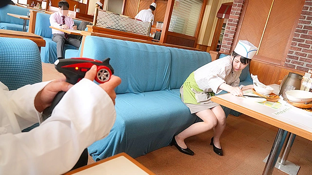 羞恥！美少女完全淫乱♀化ビッグバンローター 電圧85倍！電マ以上に強力な振動で容赦無く野外失禁させる爆弾ローターをキツマンにぬっぷり挿入され、アルバイトするファミレス・居酒屋娘